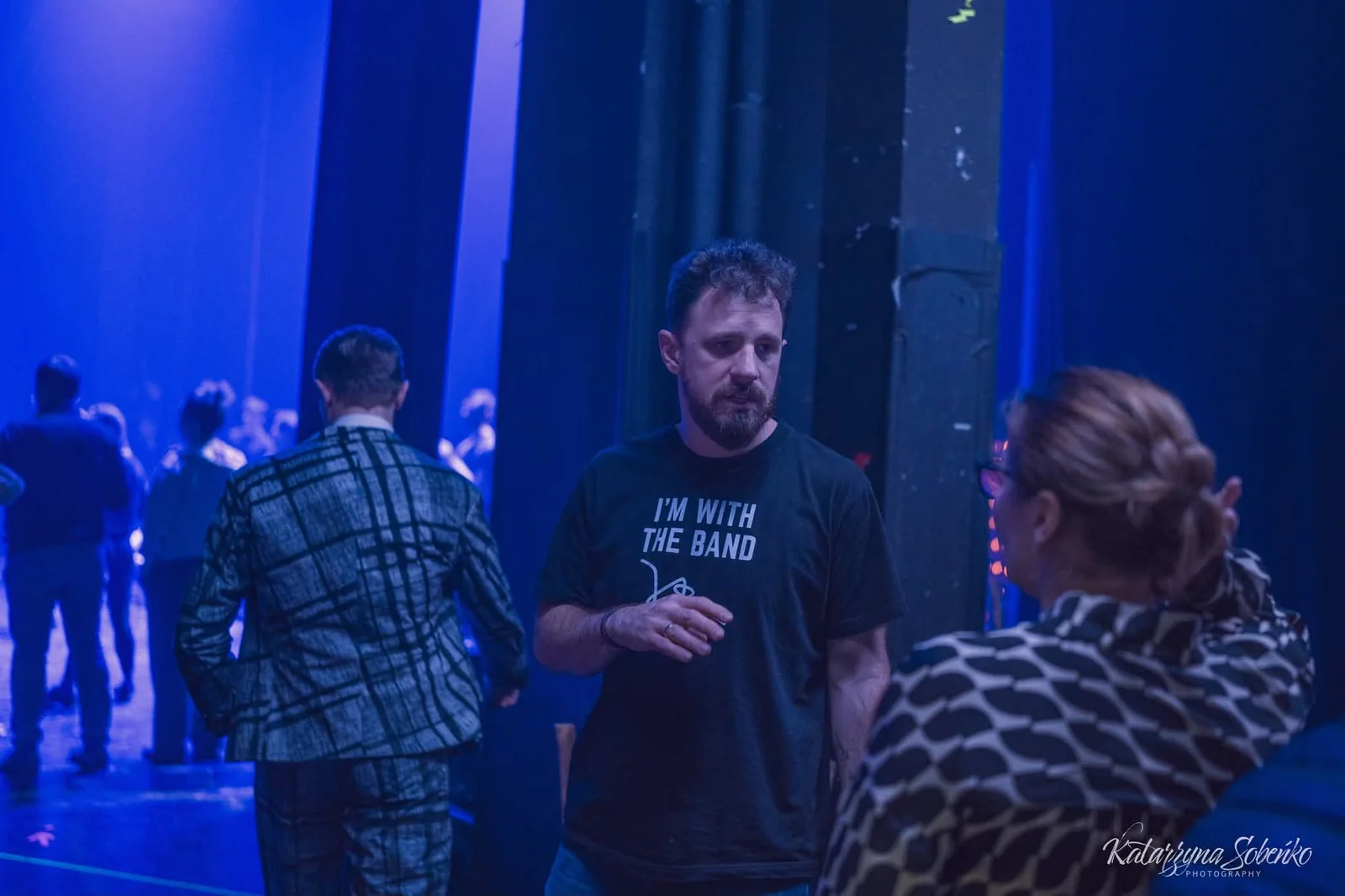 Jakub Skowroński za kulisami teatru podczas produkcji