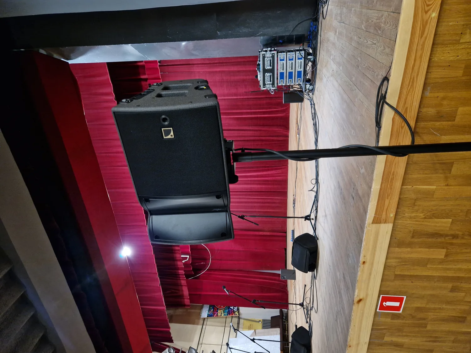 Głośnik L-Acoustics A10 na statywie podczas realizacji