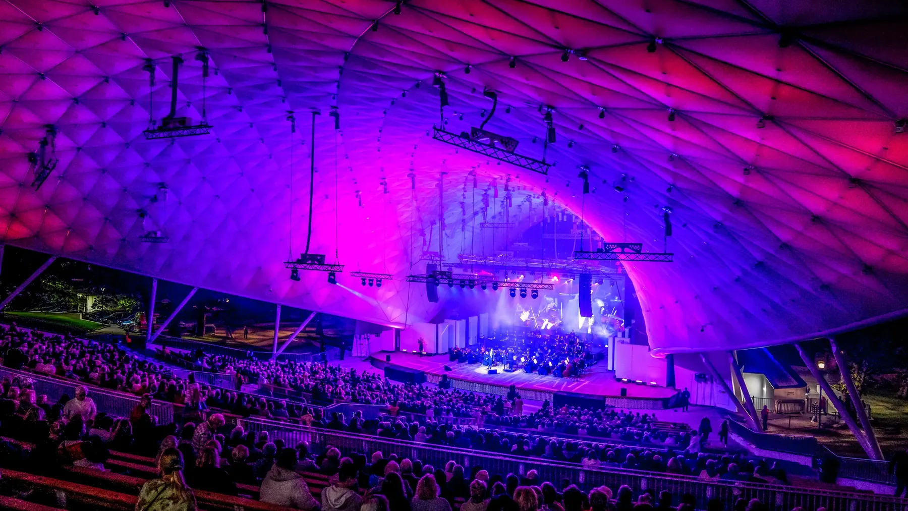 Koncert symfoniczny w plenerowej muszli koncertowej z pełną widownią